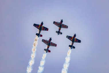 Leszno, Polonya - 16 Haziran 2023: Antidotum Hava Şovu Leszno 2023 ve akrobatik gösteriler bulutlu bir gökyüzünde Uçan Boğalar Akrobatik Takımı dumanı ile dolu