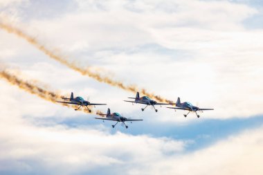 Leszno, Polonya - 16 Haziran 2023: Antidotum Hava Şovu Leszno 2023 ve akrobatik gösteriler bulutlu bir gökyüzünde Uçan Boğalar Akrobatik Takımı dumanı ile dolu