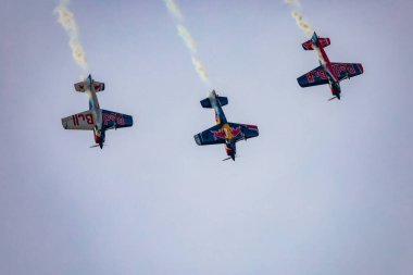 Leszno, Polonya - 16 Haziran 2023: Antidotum Hava Şovu Leszno 2023 ve akrobatik gösteriler bulutlu bir gökyüzünde Uçan Boğalar Akrobatik Takımı dumanı ile dolu