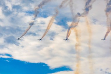 Leszno, Polonya - 16 Haziran 2023: Antidotum Hava Şovu Leszno 2023 ve akrobatik gösteriler bulutlu bir gökyüzünde Uçan Boğalar Akrobatik Takımı dumanı ile dolu