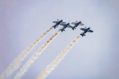 Leszno, Polonya - 16 Haziran 2023: Antidotum Hava Şovu Leszno 2023 ve akrobatik gösteriler bulutlu bir gökyüzünde Uçan Boğalar Akrobatik Takımı dumanı ile dolu