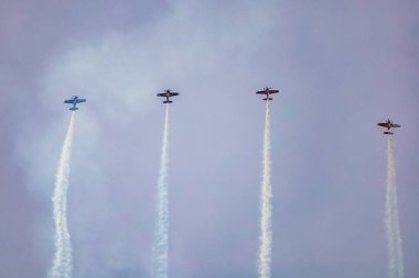 Leszno, Polonya - 16 Haziran 2023: Antidotum Hava Şovu Leszno 2023 ve akrobatik gösteriler bulutlu bir gökyüzünde Uçan Boğalar Akrobatik Takımı dumanı ile dolu