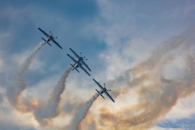 Leszno, Polonya - 16 Haziran 2023: Antidotum Hava Şovu Leszno 2023 ve akrobatik gösteriler bulutlu bir gökyüzünde Uçan Boğalar Akrobatik Takımı dumanı ile dolu