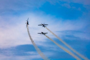 Leszno, Polonya - 16 Haziran 2023: Antidotum Hava Şovu Leszno 2023 ve akrobatik gösteriler bulutlu bir gökyüzünde Uçan Boğalar Akrobatik Takımı dumanı ile dolu