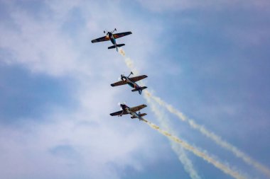 Leszno, Polonya - 16 Haziran 2023: Antidotum Hava Şovu Leszno 2023 ve akrobatik gösteriler bulutlu bir gökyüzünde Uçan Boğalar Akrobatik Takımı dumanı ile dolu