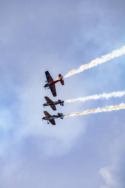 Leszno, Polonya - 16 Haziran 2023: Antidotum Hava Şovu Leszno 2023 ve akrobatik gösteriler bulutlu bir gökyüzünde Uçan Boğalar Akrobatik Takımı dumanı ile dolu