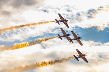 Leszno, Polonya - 16 Haziran 2023: Antidotum Hava Şovu Leszno 2023 ve akrobatik gösteriler bulutlu bir gökyüzünde Uçan Boğalar Akrobatik Takımı dumanı ile dolu