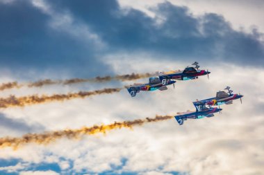 Leszno, Polonya - 16 Haziran 2023: Antidotum Hava Şovu Leszno 2023 ve akrobatik gösteriler bulutlu bir gökyüzünde Uçan Boğalar Akrobatik Takımı dumanı ile dolu