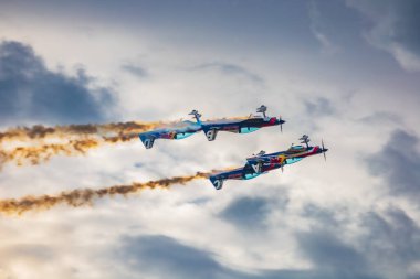 Leszno, Polonya - 16 Haziran 2023: Antidotum Hava Şovu Leszno 2023 ve akrobatik gösteriler bulutlu bir gökyüzünde Uçan Boğalar Akrobatik Takımı dumanı ile dolu