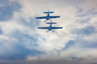 Leszno, Polonya - 16 Haziran 2023: Antidotum Hava Şovu Leszno 2023 ve akrobatik gösteriler bulutlu bir gökyüzünde Uçan Boğalar Akrobatik Takımı dumanı ile dolu