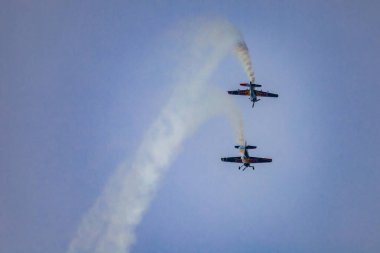 Leszno, Polonya - 16 Haziran 2023: Antidotum Hava Şovu Leszno 2023 ve akrobatik gösteriler bulutlu bir gökyüzünde Uçan Boğalar Akrobatik Takımı dumanı ile dolu