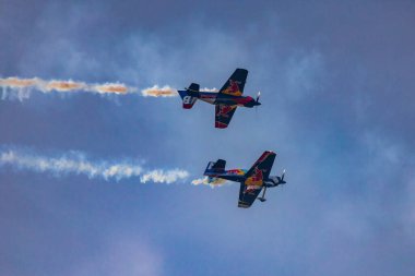 Leszno, Polonya - 16 Haziran 2023: Antidotum Hava Şovu Leszno 2023 ve akrobatik gösteriler bulutlu bir gökyüzünde Uçan Boğalar Akrobatik Takımı dumanı ile dolu