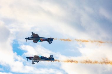 Leszno, Polonya - 16 Haziran 2023: Antidotum Hava Şovu Leszno 2023 ve akrobatik gösteriler bulutlu bir gökyüzünde Uçan Boğalar Akrobatik Takımı dumanı ile dolu