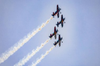 Leszno, Polonya - 16 Haziran 2023: Antidotum Hava Şovu Leszno 2023 ve akrobatik gösteriler bulutlu bir gökyüzünde Uçan Boğalar Akrobatik Takımı dumanı ile dolu