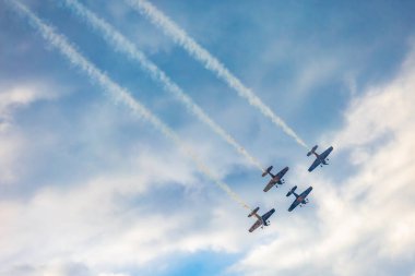 Leszno, Polonya - 16 Haziran 2023: Antidotum Hava Şovu Leszno 2023 ve akrobatik gösteriler bulutlu bir gökyüzünde Uçan Boğalar Akrobatik Takımı dumanı ile dolu