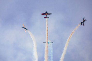 Leszno, Polonya - 16 Haziran 2023: Antidotum Hava Şovu Leszno 2023 ve akrobatik gösteriler bulutlu bir gökyüzünde Uçan Boğalar Akrobatik Takımı dumanı ile dolu