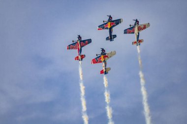 Leszno, Polonya - 16 Haziran 2023: Antidotum Hava Şovu Leszno 2023 ve akrobatik gösteriler bulutlu bir gökyüzünde Uçan Boğalar Akrobatik Takımı dumanı ile dolu