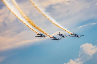 Leszno, Polonya - 16 Haziran 2023: Antidotum Hava Şovu Leszno 2023 ve akrobatik gösteriler bulutlu bir gökyüzünde Uçan Boğalar Akrobatik Takımı dumanı ile dolu