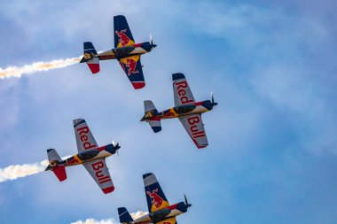 Leszno, Polonya - 16 Haziran 2023: Antidotum Hava Şovu Leszno 2023 ve akrobatik gösteriler bulutlu bir gökyüzünde Uçan Boğalar Akrobatik Takımı dumanı ile dolu