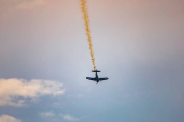 Leszno, Polonya - 16 Haziran 2023: Antidotum Airshow Leszno 2023 ve akrobatik gösteriler bulutlu bir gökyüzünde Red Bull F4U Corsair dumanı ile dolu