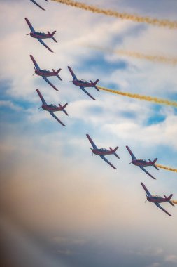 Leszno, Polonya - 16 Haziran 2023: Antidotum Airshow Leszno 2023 ve bulutlu bir gökyüzünde PC-7 uçak ekibi dumanı dolu akrobatik gösteriler
