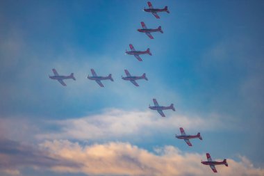 Leszno, Polonya - 16 Haziran 2023: Antidotum Airshow Leszno 2023 ve bulutlu bir gökyüzünde PC-7 uçak ekibi dumanı dolu akrobatik gösteriler