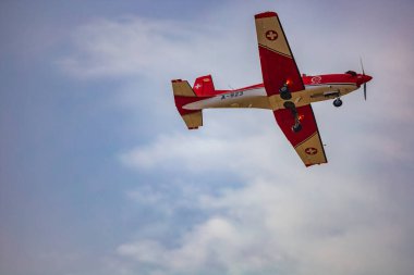 Leszno, Polonya - 16 Haziran 2023: Antidotum Airshow Leszno 2023 ve bulutlu bir gökyüzünde PC-7 uçak ekibi dumanı dolu akrobatik gösteriler