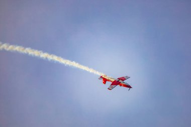 Leszno, Polonya - 16 Haziran 2023: Antidotum Airshow Leszno 2023 ve bulutlu bir gökyüzünde PC-7 uçak ekibi dumanı dolu akrobatik gösteriler