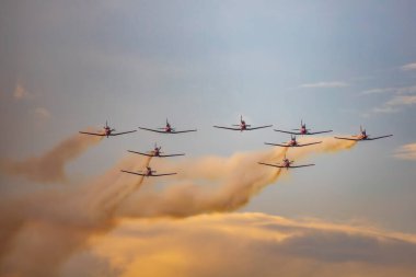 Leszno, Polonya - 16 Haziran 2023: Antidotum Airshow Leszno 2023 ve bulutlu bir gökyüzünde PC-7 uçak ekibi dumanı dolu akrobatik gösteriler