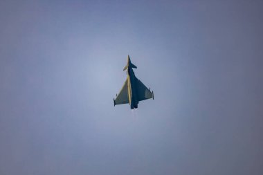 Leszno, Polonya - 16 Haziran 2023: Antidotum Airshow Leszno 2023 ve akrobatik gösteriler bulutlu bir gökyüzünde, Eurofighter Typhoon uçağının dumanıyla dolu