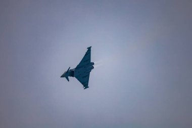 Leszno, Polonya - 16 Haziran 2023: Antidotum Airshow Leszno 2023 ve akrobatik gösteriler bulutlu bir gökyüzünde, Eurofighter Typhoon uçağının dumanıyla dolu