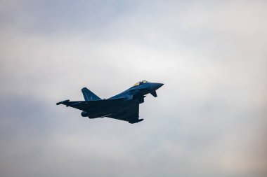 Leszno, Polonya - 16 Haziran 2023: Antidotum Airshow Leszno 2023 ve akrobatik gösteriler bulutlu bir gökyüzünde, Eurofighter Typhoon uçağının dumanıyla dolu