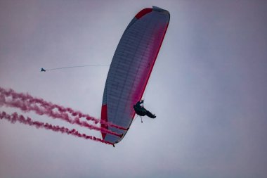 Leszno, Polonya - 16 Haziran 2023: Antidotum Airshow Leszno 2023 ve renkli paraşüt ve planörle paraşüt ve paraşüt üzerinde uçtuğunu gösteriyor