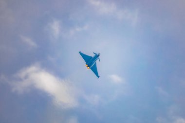 Leszno, Polonya - 16 Haziran 2023: Antidotum Airshow Leszno 2023 ve akrobatik gösteriler bulutlu bir gökyüzünde, Eurofighter Typhoon uçağının dumanıyla dolu