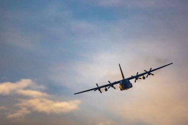Leszno, Polonya - 16 Haziran 2023: Antidotum Airshow Leszno 2023 ve bulutlu gökyüzünde C-130 Herkül uçağı dumanı dolu akrobatik gösteriler