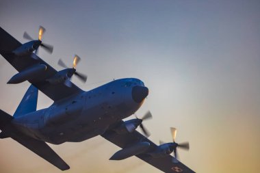 Leszno, Polonya - 16 Haziran 2023: Antidotum Airshow Leszno 2023 ve bulutlu gökyüzünde C-130 Herkül uçağı dumanı dolu akrobatik gösteriler