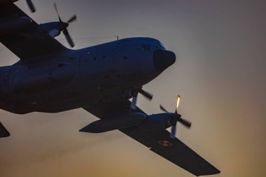 Leszno, Polonya - 16 Haziran 2023: Antidotum Airshow Leszno 2023 ve bulutlu gökyüzünde C-130 Herkül uçağı dumanı dolu akrobatik gösteriler