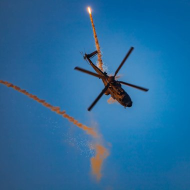 Leszno, Polonya - 16 Haziran 2023: Antidotum Hava Şovu Leszno 2023 ve akrobatik gösteriler bulutlu bir gökyüzünde Süper Puma Ekran Ekibi helikopteri dumanı ile dolu