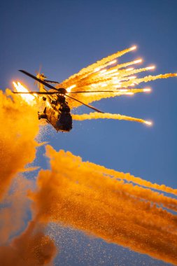 Leszno, Polonya - 16 Haziran 2023: Antidotum Hava Şovu Leszno 2023 ve akrobatik gösteriler bulutlu bir gökyüzünde Süper Puma Ekran Ekibi helikopteri dumanı ile dolu