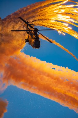 Leszno, Polonya - 16 Haziran 2023: Antidotum Hava Şovu Leszno 2023 ve akrobatik gösteriler bulutlu bir gökyüzünde Süper Puma Ekran Ekibi helikopteri dumanı ile dolu