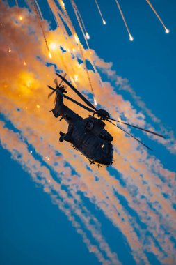 Leszno, Polonya - 16 Haziran 2023: Antidotum Hava Şovu Leszno 2023 ve akrobatik gösteriler bulutlu bir gökyüzünde Süper Puma Ekran Ekibi helikopteri dumanı ile dolu