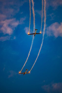 Leszno, Polonya - 16 Haziran 2023: Antidotum Airshow Leszno 2023 ve bulutlu gökyüzünde Johan Gustafsson hava gösterilerinin dumanlarıyla dolu akrobatik gösteriler