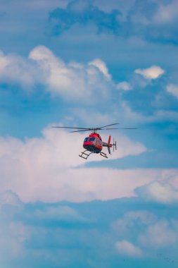Leszno, Polonya - 17 Haziran 2023: Antidotum Airshow Leszno 2023 ve tek başına uçan helikopter ve uçakların gösterimi