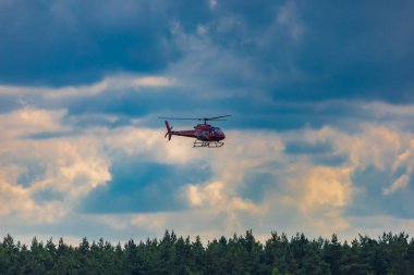 Leszno, Polonya - 17 Haziran 2023: Antidotum Airshow Leszno 2023 ve tek başına uçan helikopter ve uçakların gösterimi