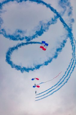 Leszno, Polonya - 17 Haziran 2023: Antidotum Airshow Leszno 2023 ve Frenk ve Polonya bayrağıyla paraşütlerle uçan PHENIX Büyükelçilerinin gösterimi