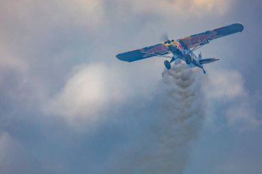 Leszno, Polonya - 17 Haziran 2023: Antidotum Airshow Leszno 2023 ve Lukasz Czepiela 'nın Karbon Cub UL uçağıyla bulutlu bir gökyüzünde uçuşu akrobatik gösterileri