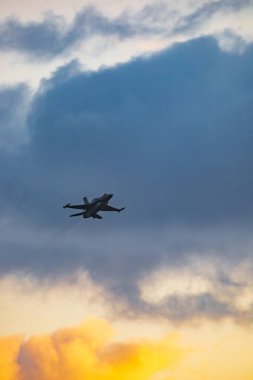 Leszno, Polonya - 17 Haziran 2023: Antidotum Hava Şovu Leszno 2023 ve bulutlu gökyüzünde F-16 Tiger Demo Team dumanlarıyla dolu akrobatik gösteriler