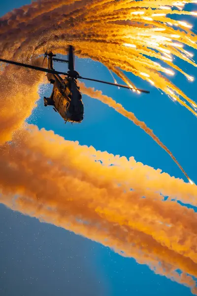 Leszno, Polonya - 16 Haziran 2023: Antidotum Hava Şovu Leszno 2023 ve akrobatik gösteriler bulutlu bir gökyüzünde Süper Puma Ekran Ekibi helikopteri dumanı ile dolu