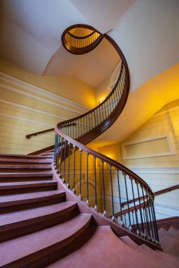 Wroclaw, Polonya - Haziran 12023: Eski ve yüksek apartmandaki güzel yenilenmiş eski ahşap merdiven.