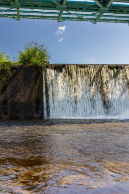 Wroclaw, Polonya - 4 Haziran 2023: Yürüyen turist ve bisikletçilerle dolu uzun Bartoszowicki köprüsü güneşli bir günde kurumuş nehirden görülen su seviyesi üzerinde